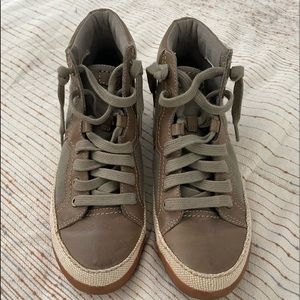 Womens size 7 Timberland sneaker